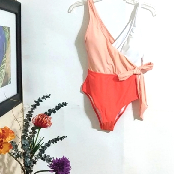 CUPSHE ORANGE AND WHITE COLOR BLOCK ONE PIECE WRAP TIE SWIMSUIT SIZE XS  NWT - Picture 5 of 12